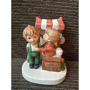 LEFTON Hand Painted Figurine Boy Girl Kissing Booth Affection Love 07821